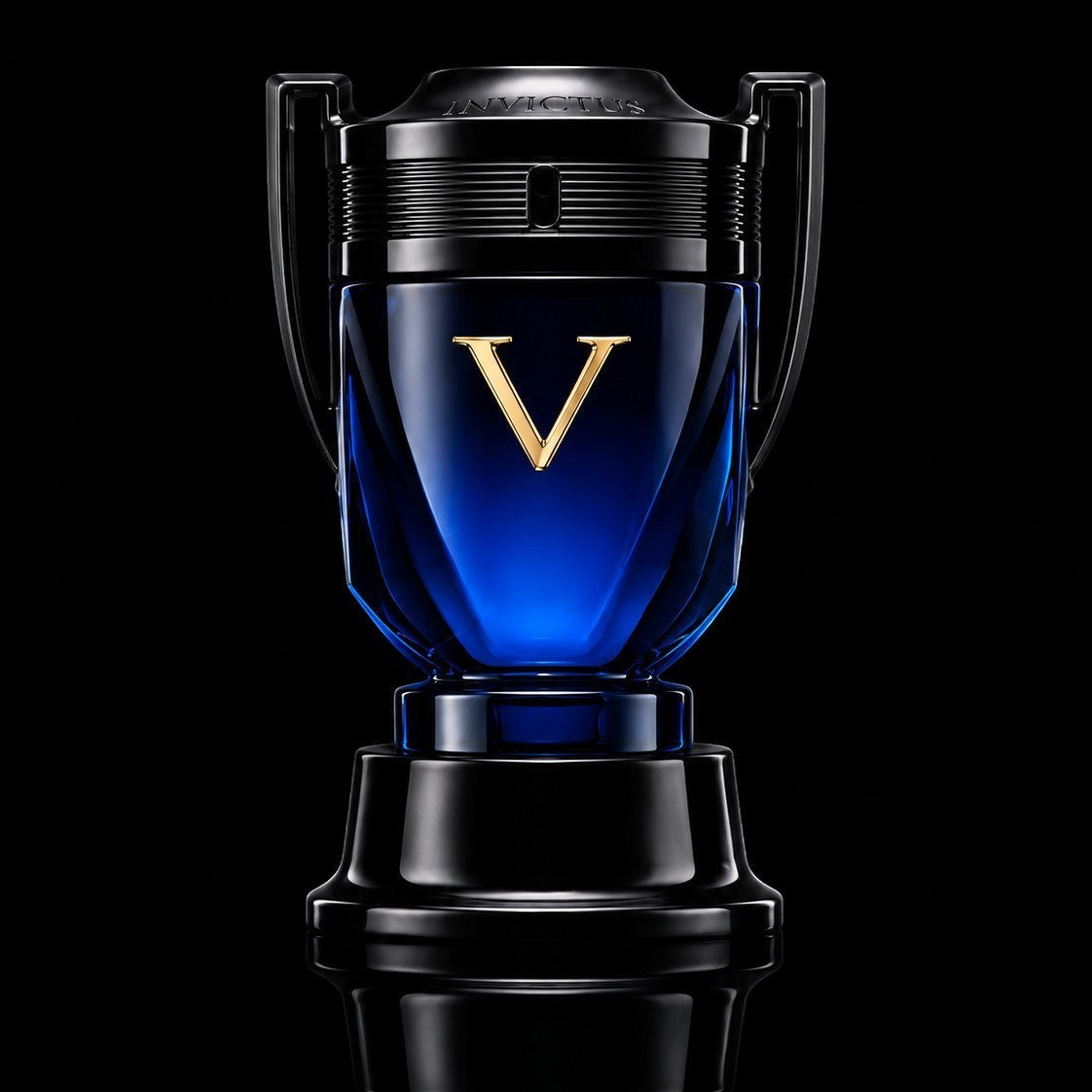 Invictus Victory Elixir de Rabanne es un perfume intenso, dulce y amaderado. Destaca por su alta duración y estela pesada, ideal para la noche y climas fríos.